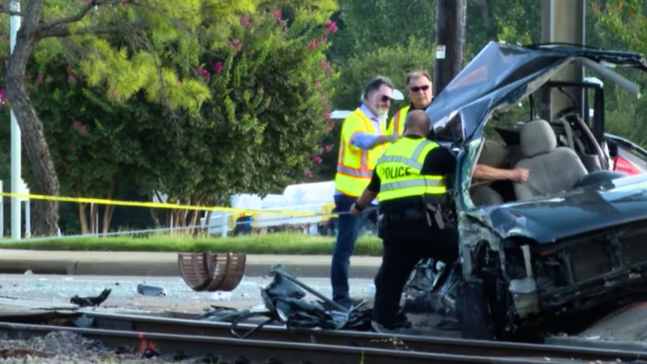 El incidente se produjo alrededor de las 4 p.m. cuando
<b>el conductor del vehículo intentó cruzar las vías, pese a la proximidad del tren</b>. El impacto
<b>dejó el auto seriamente dañado, y una persona fue rescatada por equipos de <a href="https://dallascityhall.com/departments/fire-rescue/Pages/default.aspx" target="_blank">Dallas Fire-Rescue</a></b>, quienes la inmovilizaron y trasladaron a un hospital. Hasta el momento, s
<b>e desconoce el estado de la persona herida</b>. No se han reportado lesiones entre los pasajeros del tren.