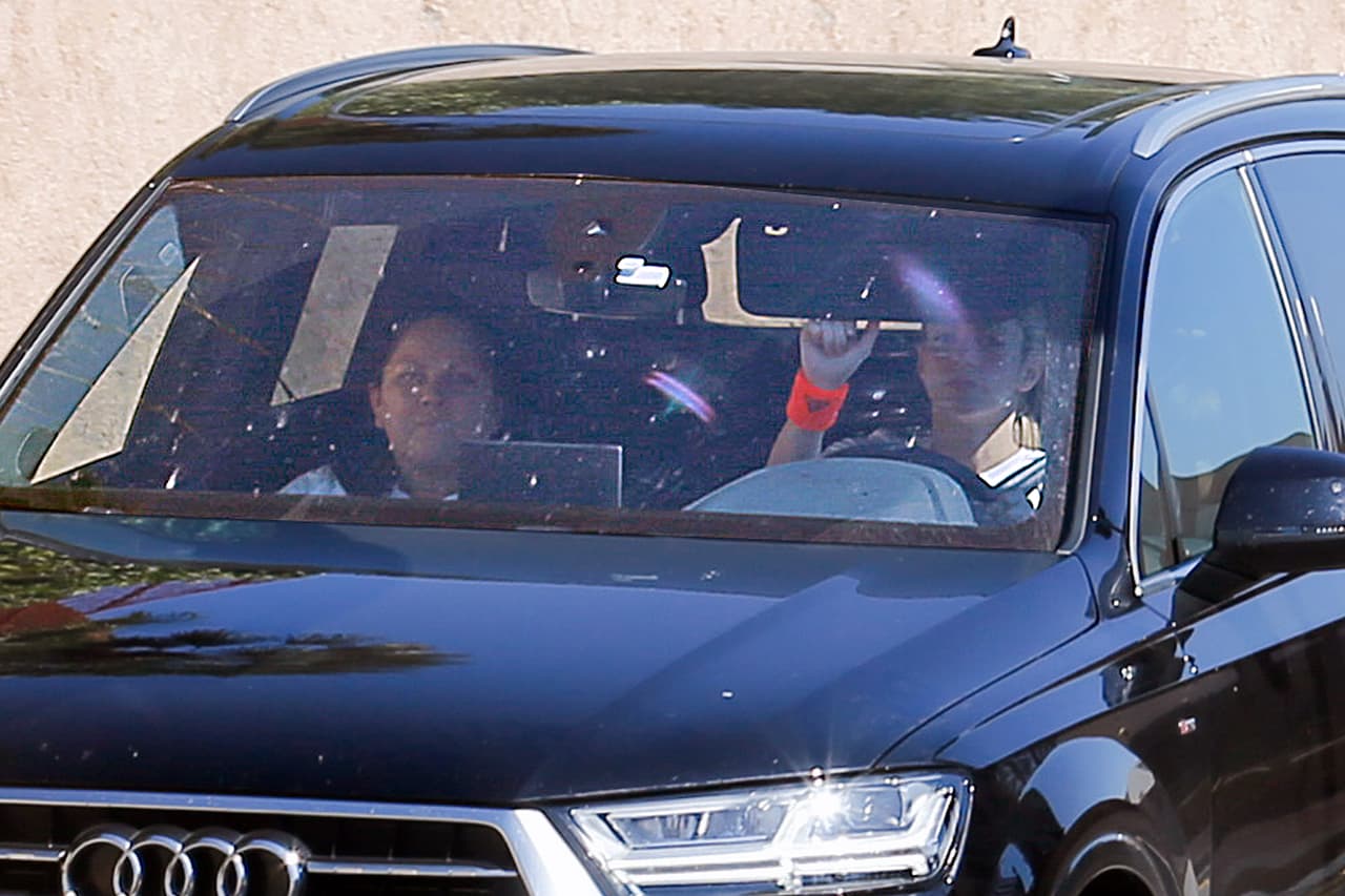 Shakira lleva a su hijo Sasha, de dos años, a clases de natación en Barcelona.