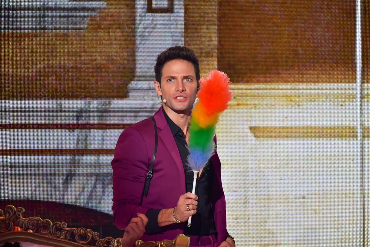 No obstante, su primera participación en el escenario de Nuestra Belleza Latina fue durante el montaje de 'La Despeinada', en donde fungió como narrador de la historia.