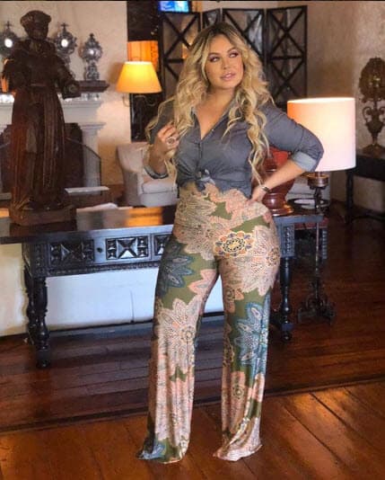 Chiquis Rivera ya respondió a los ataques de la exesposa de Lorenzo Méndez por haber posado feliz junto a su hija: "Yo no estoy aquí para quitarle el lugar a nadie, sino al contrario, para aportar", dijo para 
<a href="http://www.aztecauno.com/ventaneando/noticias-del-dia/videos/chiquis-rivera-y-lorenzo-mendez-derraman-miel--ventaneando/470436" target="_blank">Ventaneando</a> el pasado 1 de agosto.