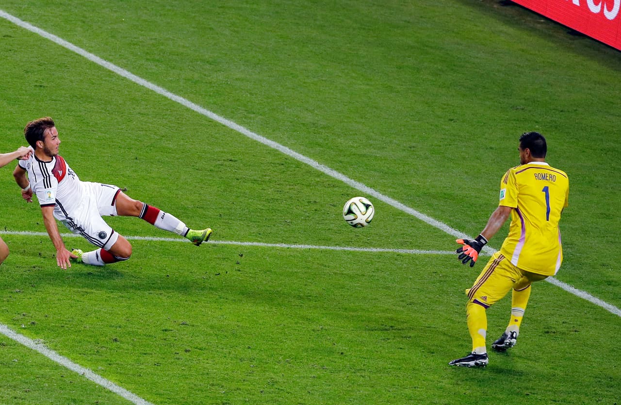 Mario Götze, de Alemania, anota durante la prórroga de la final del Mundial de futbol entre Alemania y Argentina en el estadio Maracaná de Río de Janeiro, Brasil, el domingo 13 de julio de 2014.
