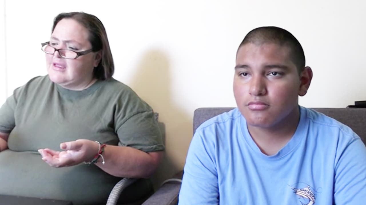 El joven se puso a trabajar para colaborar a su madre, quien está enferma. Y además sueña con comprarle una casa, quien ha sido su padre y madre desde que nació.