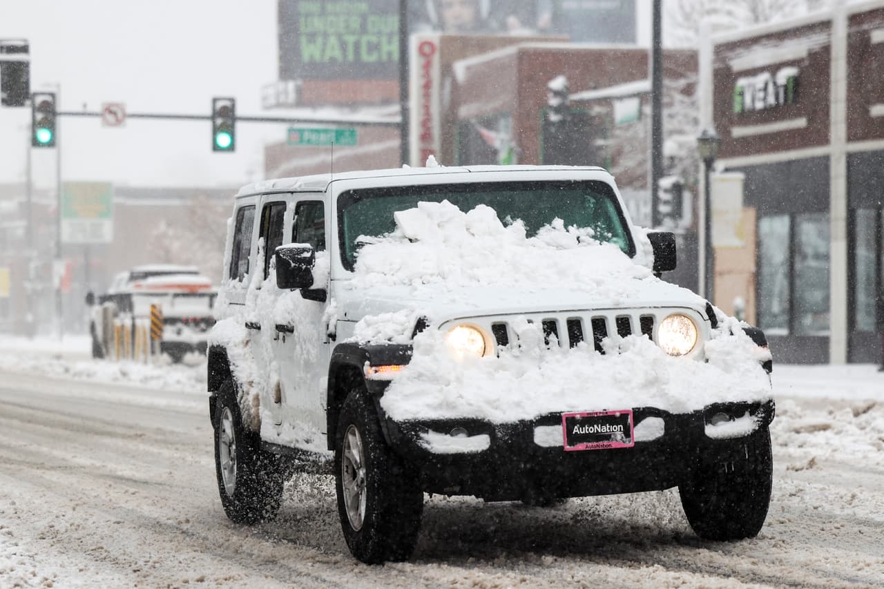 La Carretera Interestatal 80 estaba cerrada en Wyoming y Nebraska, donde cayeron un pie (30 centímetros) de nieve justo al norte de Kimball, Nebraska. La Carretera Interstatal 25 estaba clausurada desde Fort Collins, Colorado hasta Buffalo, Wyoming.
