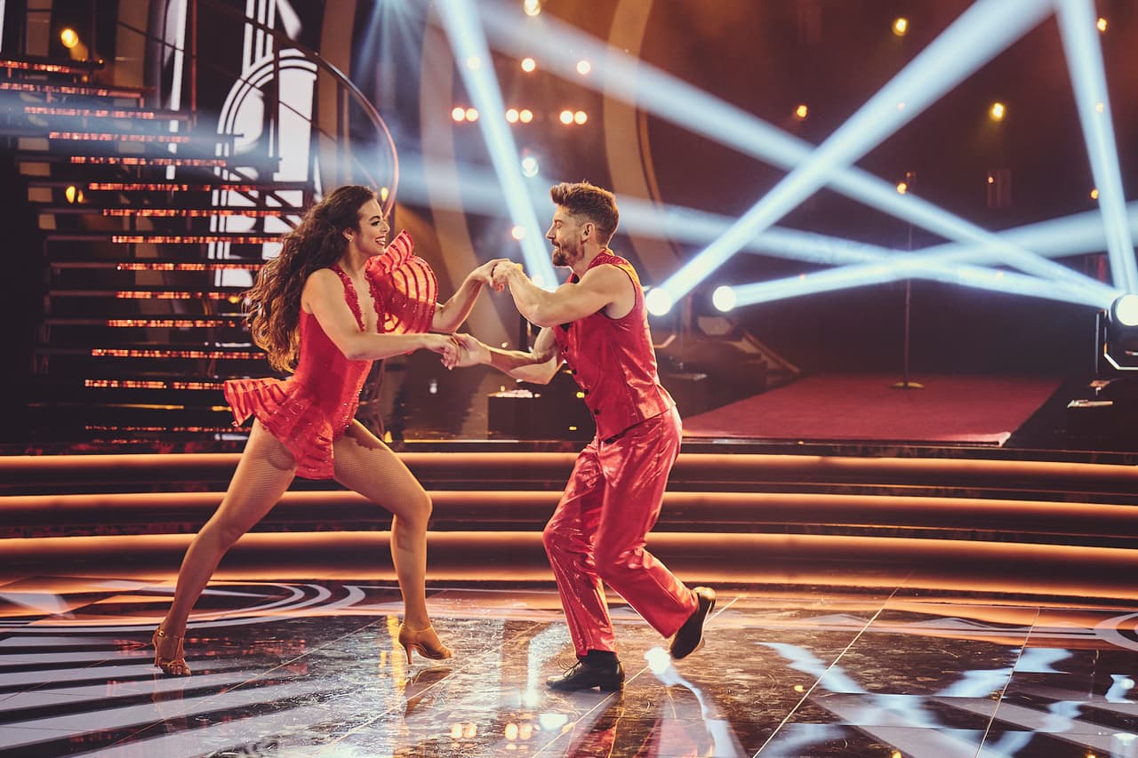 Su soltura destacó y se apoderó de la pista, mientras los jueces miraban sorprendidos su destreza ritmica.