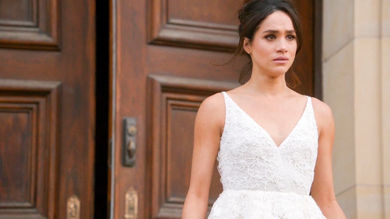 La producción de 'Suits' decidió que Mike Ross reapareciera en el episodio del pasado jueves 15 de agosto, y cuando le preguntan cómo le va a su esposa, Ross responde con ingenio y en un claro guiño a la vida real de Markle.