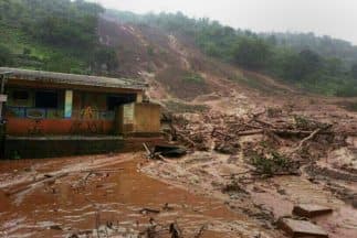 El desastre se produjo a las 05:00 de la tarde (hora local) cuando la ladera de una colina se desmoronó sobre el pueblo de Ambegaon.