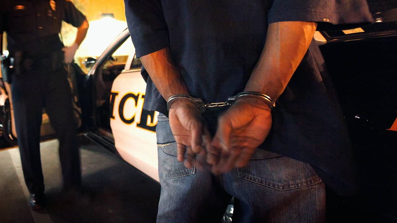 Arrestan a 11 personas durante una redada antidroga en el condado DeKalb