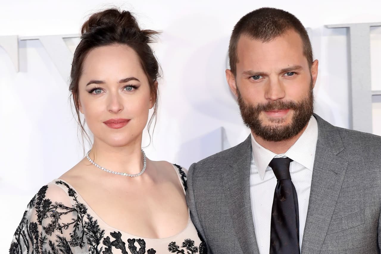 A
<b>Dakota Johnson</b> y
<b>Jamie Dornan</b>, protagonistas de
<b>'Fifty Shades of Grey'</b> (2015) y
<b> 'Fifty Shades Darker'</b> (2017), los hemos visto con una muy buena química en las películas. Sin embargo, dicen los rumores que los actores no se llevan muy bien y eso, según fuentes del rodaje, lo dejaban ver por la cantidad de veces que tenían que repetir las escenas de sexo, aunque ellos se han cansado de desmetirlo.