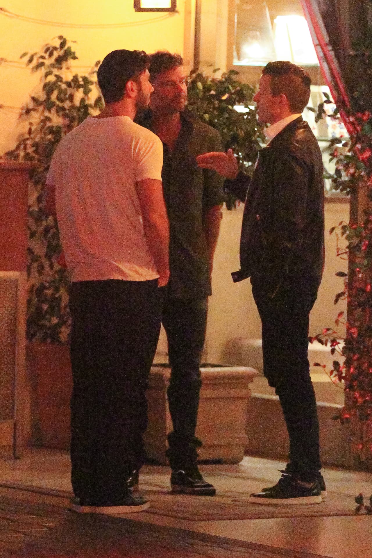 Los dos prestaban atención a la plática.