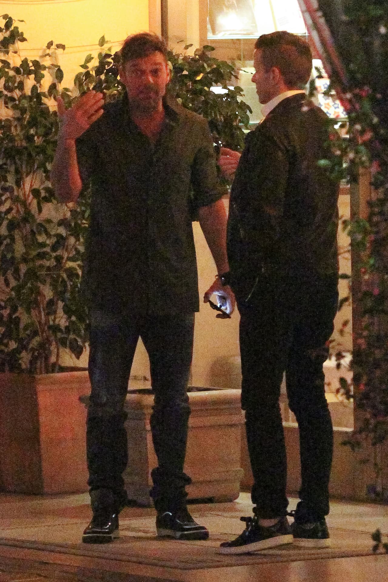 El actor ya disfruta abiertamente su romance con el artista plástico Jwan Yosef.