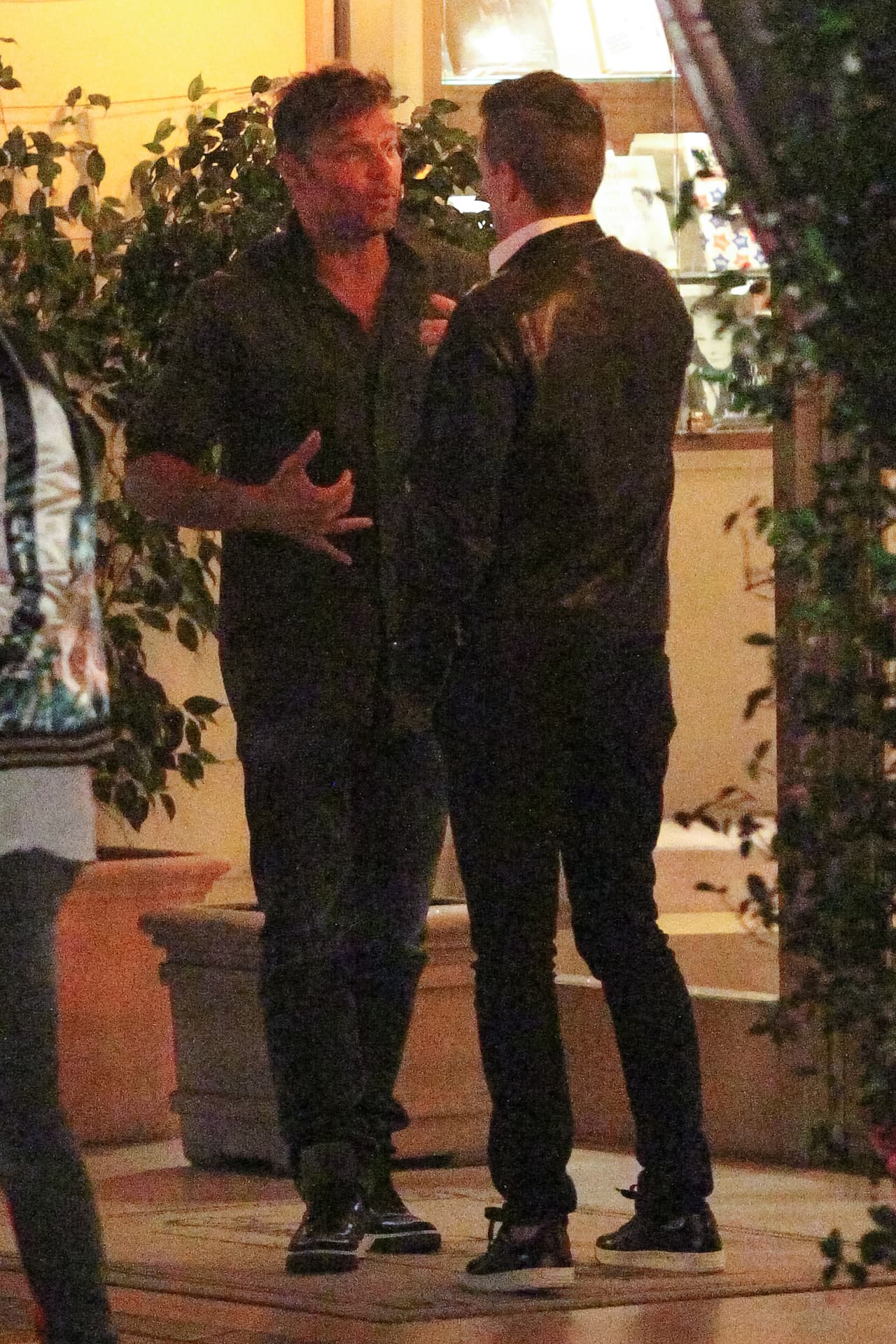 Pero mientras él llegaba, estaba platicando con este chico.