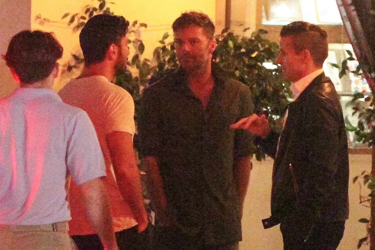 El boricua y su pareja salen con un amigo mutuo a un bar de Los Angeles.