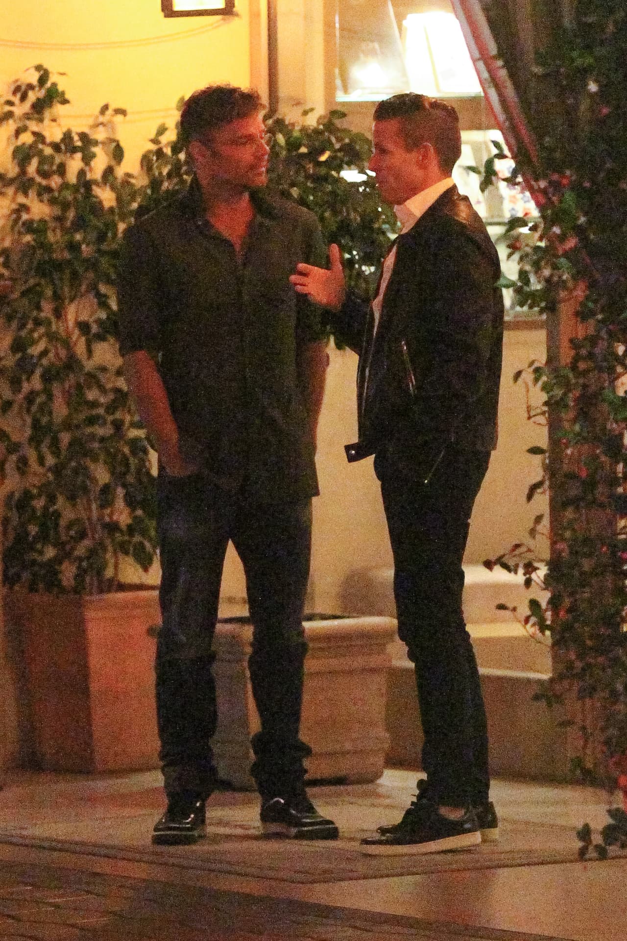 Ahí estaba platicando muy animado con un chico.