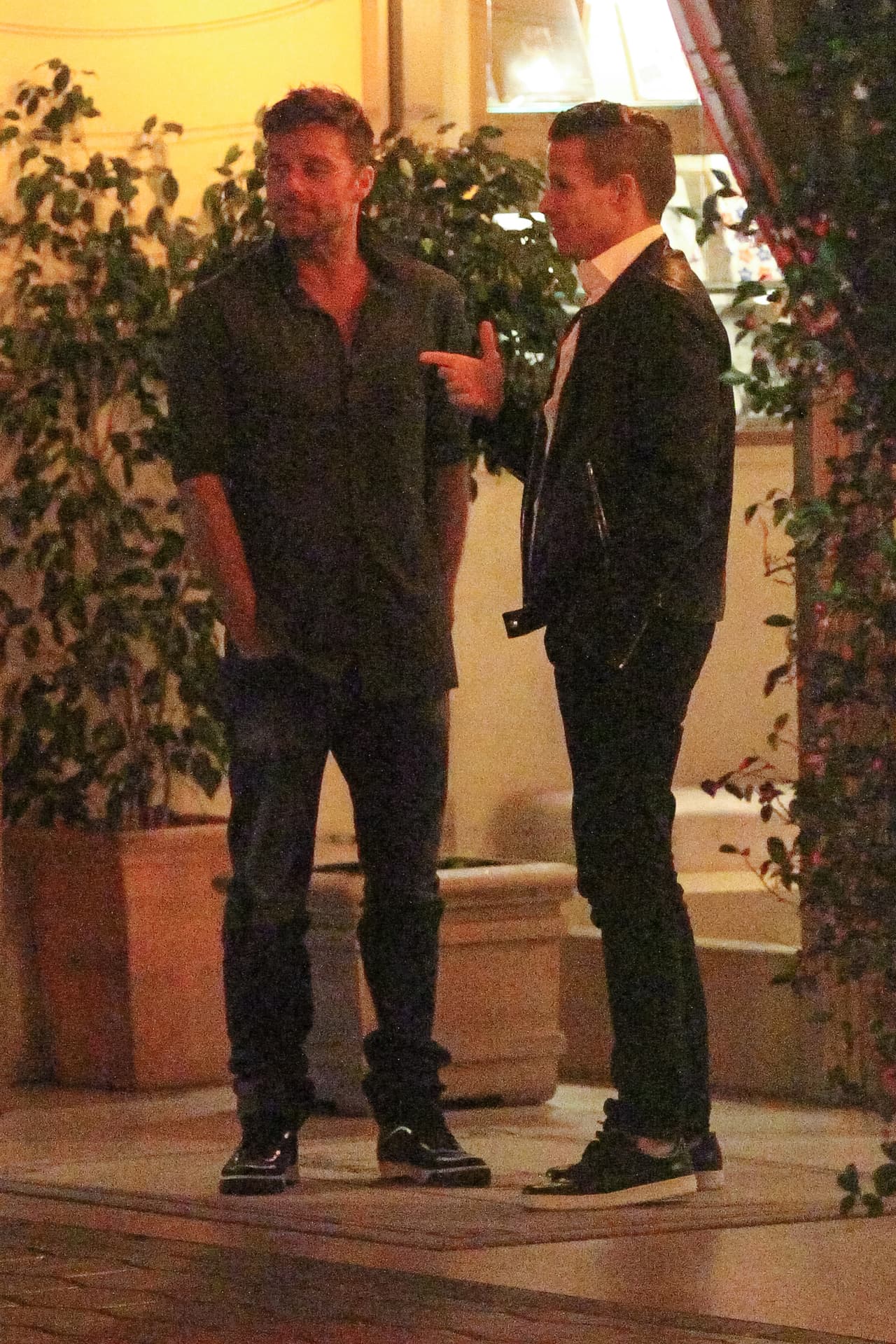 Muy cómodo y con las manos en los bolsillos, estuvieron conversando largo rato.