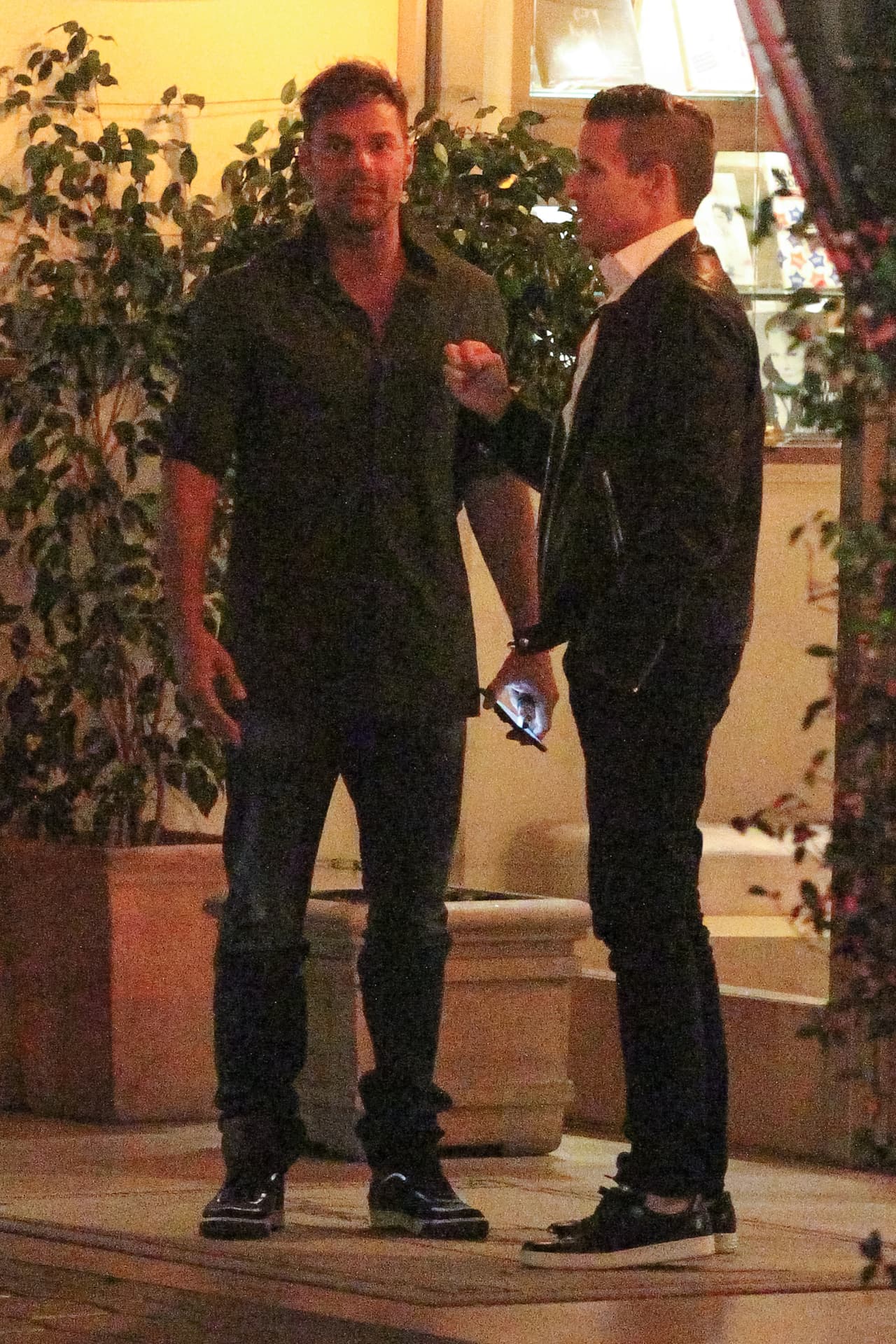 Los fotógrafos captaron a Ricky afuera de un club en West Hollywood.