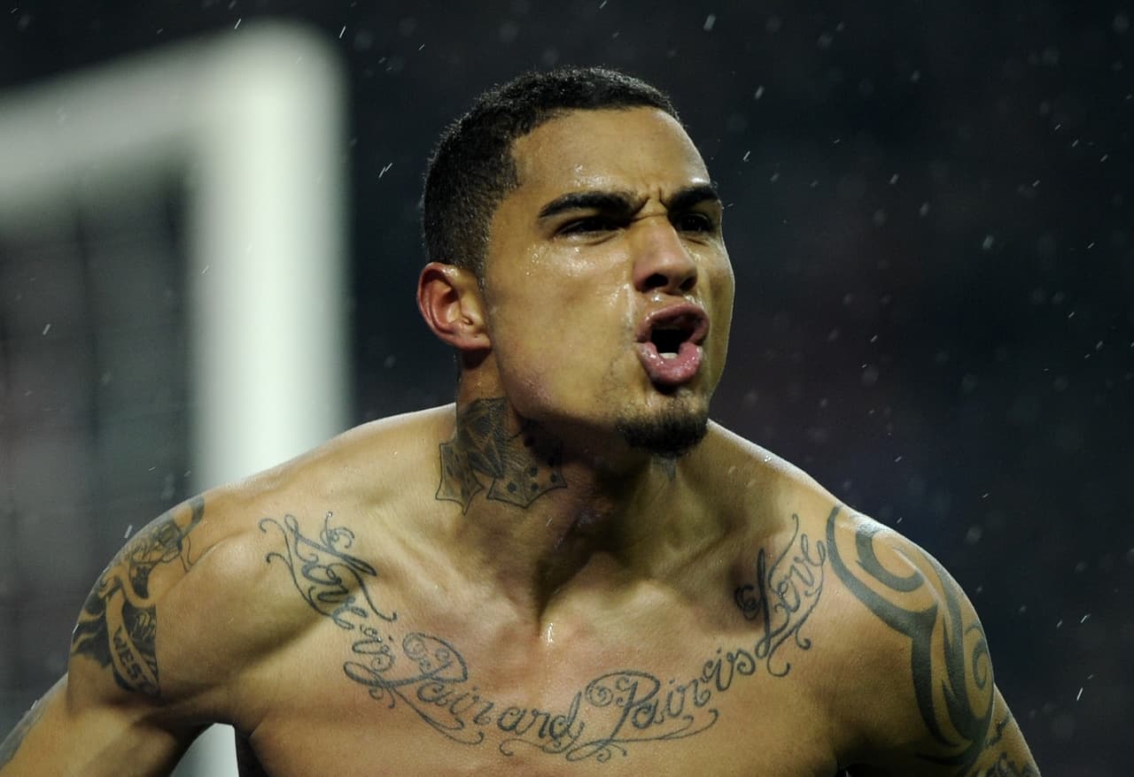 El ghanés Kevin Prince-Boateng tiene un tatuaje tribal y mapa de su país en el brazo izquierdo, una corona como homenaje a su equipo favorito (Real Madrid) y su nombre en el pecho.