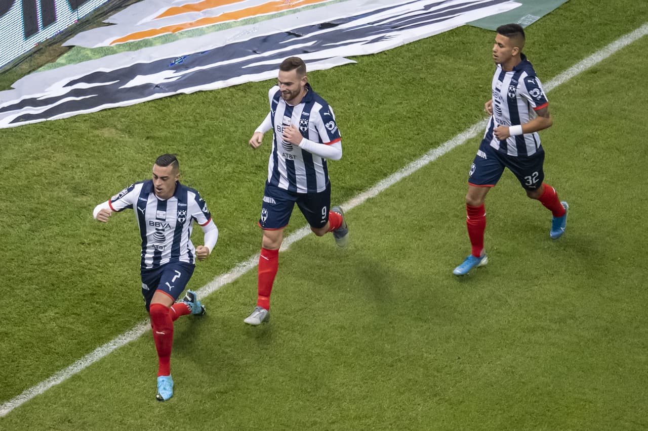 Los jugadores festejan el tanto del argentino y le ponen dramatismo a la Gran Final