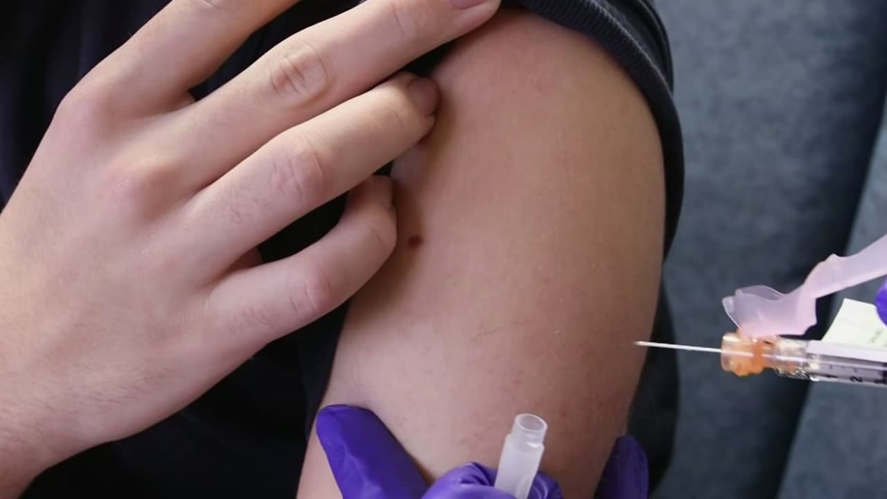 Vacunación infantil en la discusión pública: ¿Qué dice la comunidad médica sobre inmunizaciones por sarampión y Covid?