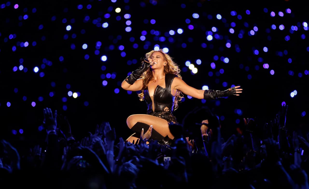 Por años artistas deslumbraron con su ingenio, sin embargo fue Beyonce en su presentación de 2016 quién recordó el espíritu transgresor de el halftime show de 1993.