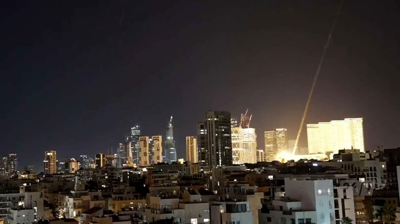 Guerra Irán: Se mantienen las tasas de interés, las familias acumulan deudas y la gasolina encarece