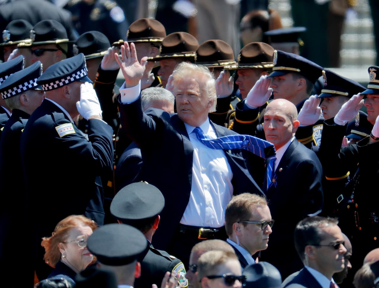 <b>El presidente en la brisa.</b> Donald Trump saluda a los asistentes al evento conmemorativo del Servicio Anual de Oficiales Nacionales de Paz, el lunes 15 de mayo de 2017, en el Capitolio de Washington.