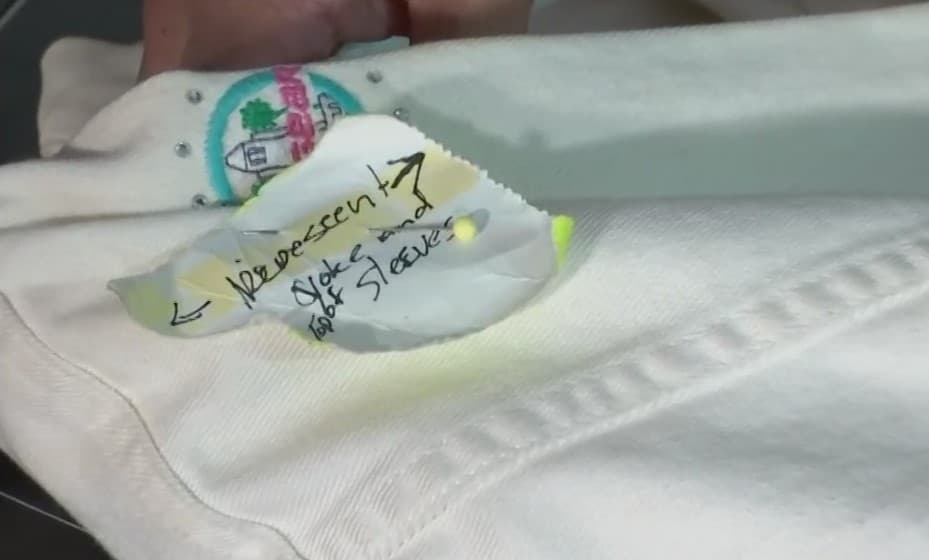 “Cuando me llamaba para hacer un traje, ella ya tenía el diseño en su memoria, hacía dibujos, me los mandaba y me explicaba todo con notitas, y luego me mandaba la tela, ya ella tenía todo planeado, se lo hacía como ella quería y salía muy contenta”, recordó con emoción la costurera de Selena.