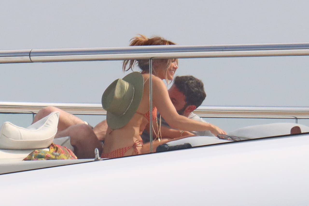 También 
<b><a href="https://www.univision.com/famosos/los-50-looks-mas-memorables-de-jlo-en-50-anos-fotos" target="_blank">traía un sombrero espectacular y varias joyas</a></b> de oro.
<br>