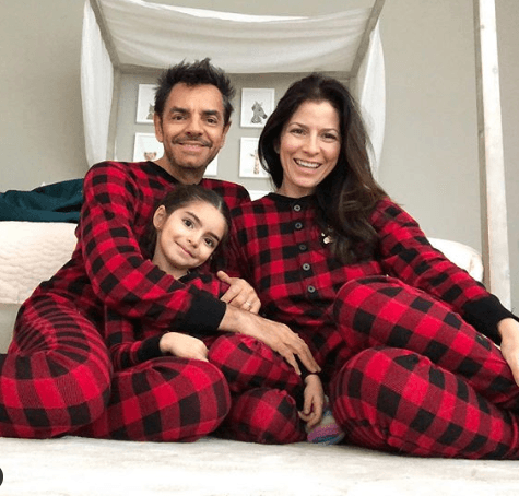 Después de la Nochebuena, Eugenio, Alessandra y Aitana sorprendieron a sus seguidores al vestir igual con un pijama de cuadros color rojo y negro.
<br>