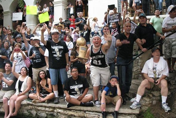Photos: Spurs Championship Parade 2014 Barges