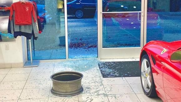Vitrina destrozada vista desde dentro del concesionario Ferrari.
