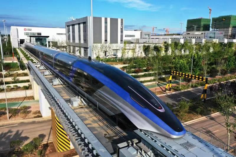 Este nuevo maglev presenta diversos avances tecnológicos, como 
<b>un sistema de frenado un 30% más eficiente </b>que el tren de levitación que opera actualmente en Shanghái y que conecta a esta ciudad con su aeropuerto.