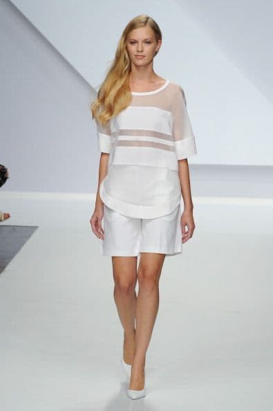 El blanco y el negro serán los colores protagónicos de la tendencia, aunque claro, estará permitida en todo aquel color que se encuentre en temporada.