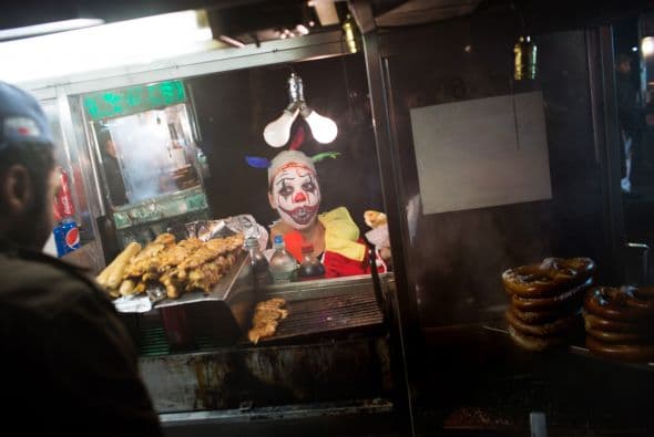 Este payaso miraba de forma muy sospechosa al vendedor.