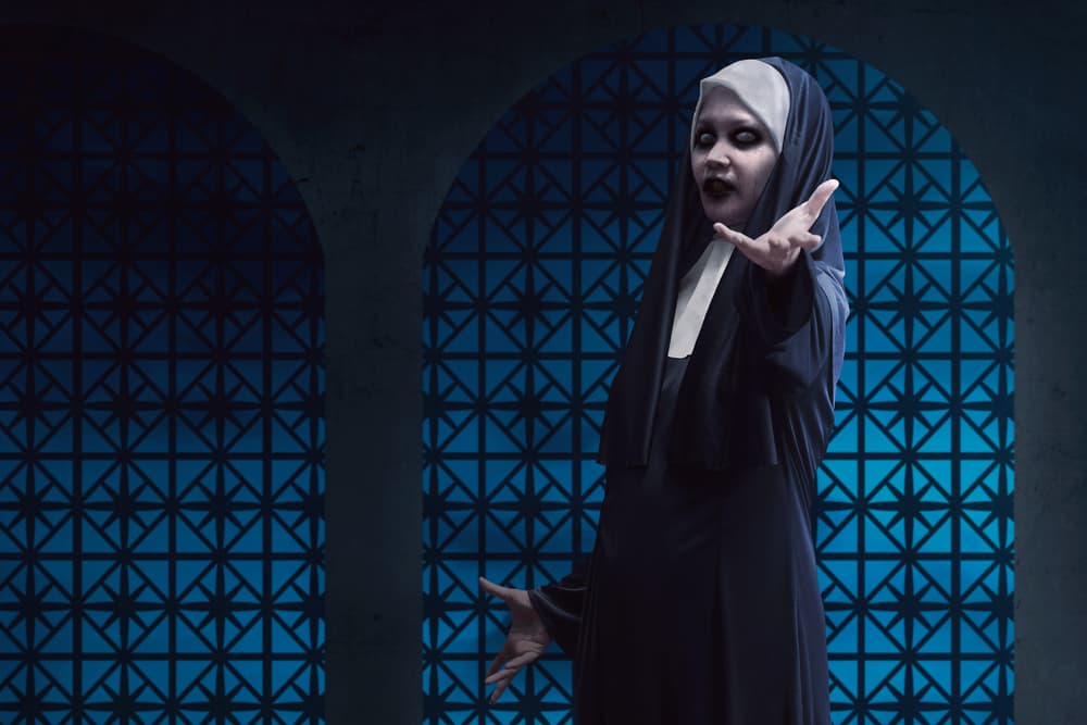 No obstante, su pena de amor fue tan grande que cuenta la leyenda que se ahorcó de un árbol de duraznos en la plaza del edificio, ante el terror de sus hermanas.