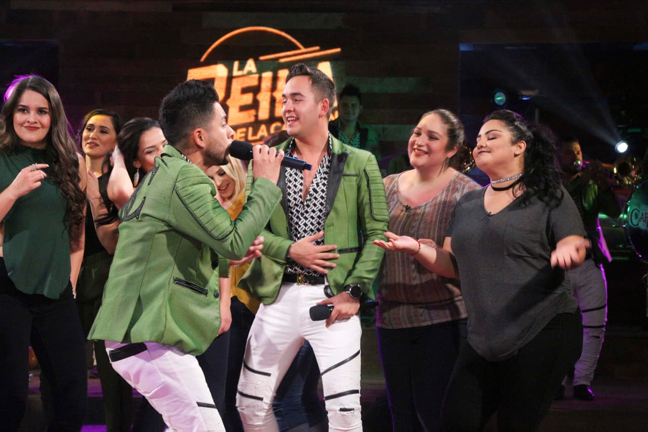 La Reina de la Canción se engalanó con la visita de Banda Carnaval, quienes interpretaron su éxito 'Ella es mi mujer' para todas las concursantes y aprovecharon para mostrar sus mejores pasos de baile.