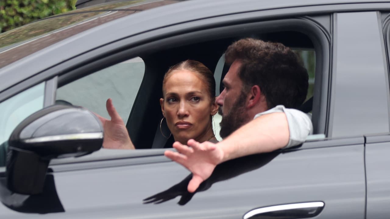 JLo parecía algo molesta al estar escuchando a Ben Affleck.