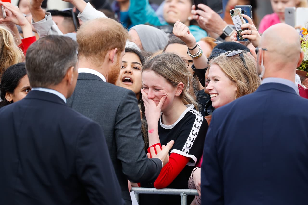 Las imágenes muestran cómo, poco a poco, la joven da rienda suelta a sus emociones.