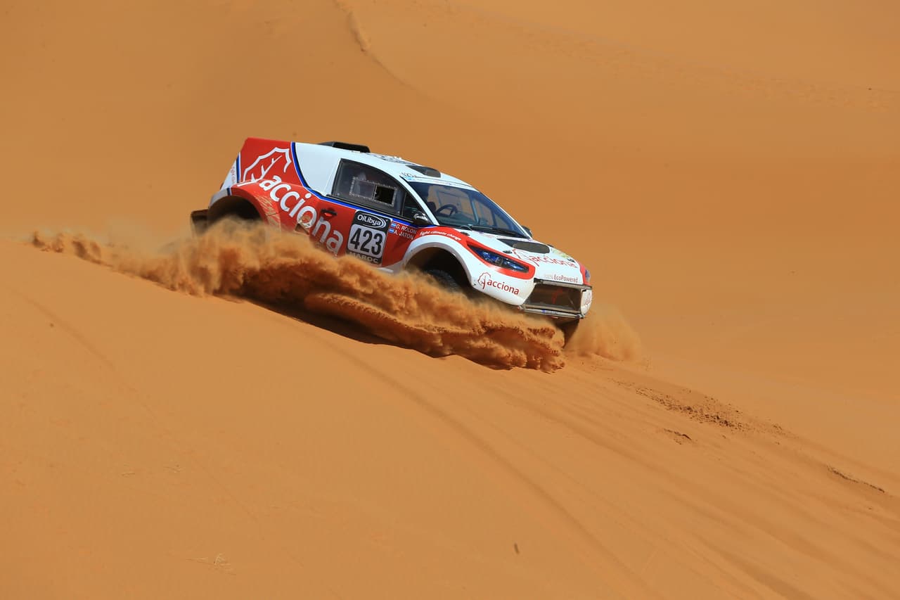 Sólo hay un
<b> coche eléctrico que logró completar una competencia de un campeonato mundial FIA</b> al llegar al final del Rally de Marruecos 2016, una de las pruebas mediante las cuales los aspirantes a participar de un Rally Dakar pueden quedar habilitados para competir.