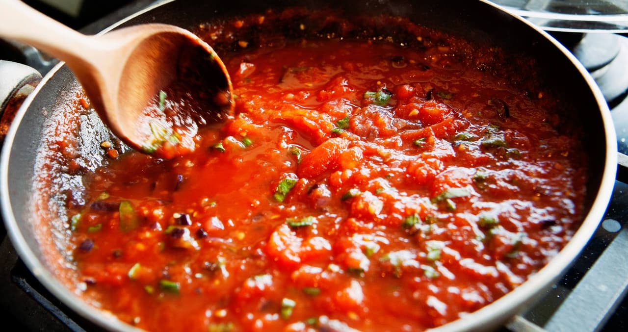 Descascar tomate para molho fica muito mais fácil após fervura e corte em "X" 