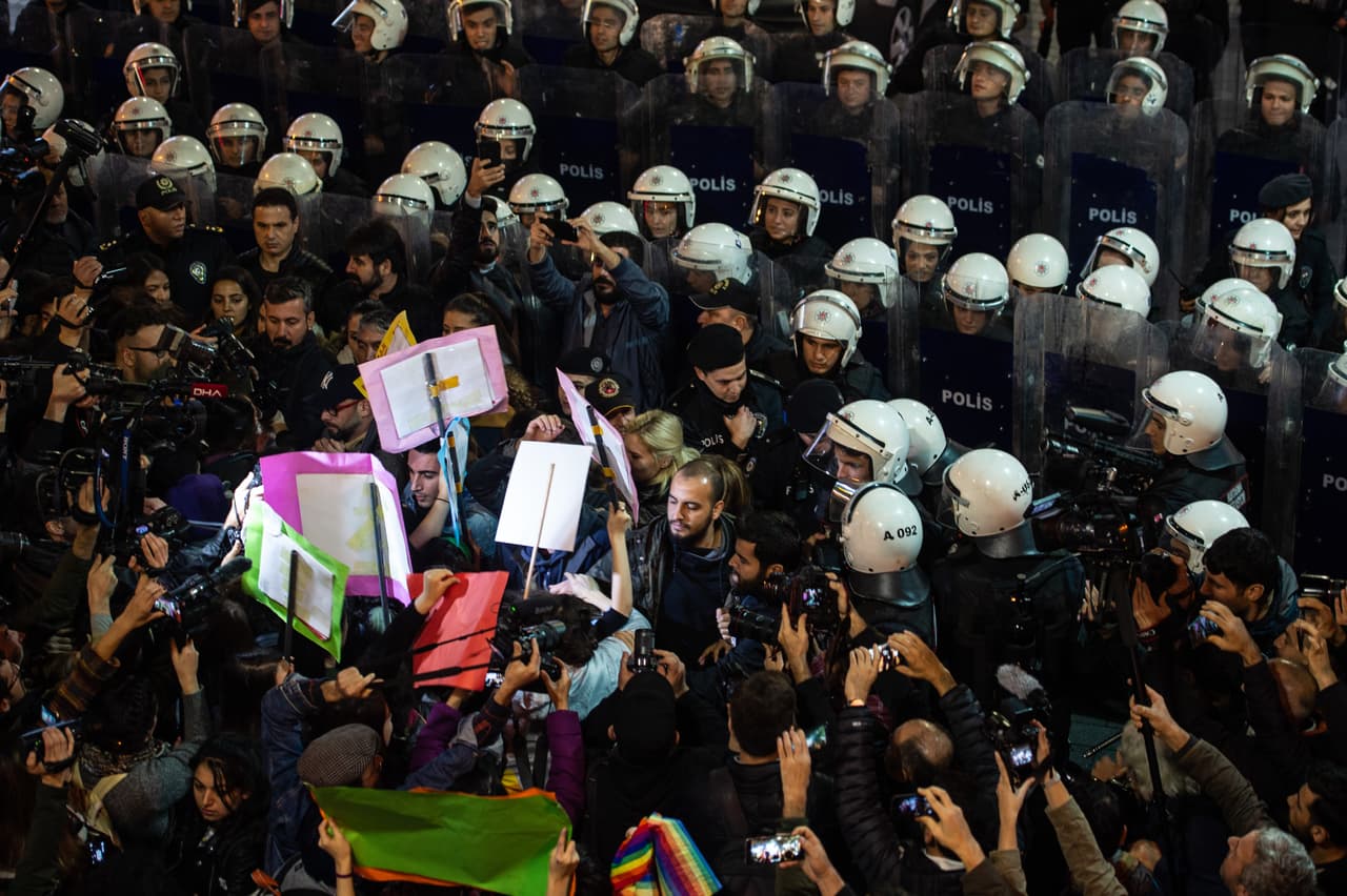 <b>TURQUÍA:</b> Los manifestantes se pelean con la policía antidisturbios durante una protesta contra el feminicidio y la violencia contra las mujeres en Estambul, Turquía. En ese país, el número de mujeres asesinadas desde 2010 es de 2,600 con 300 mujeres asesinadas hasta ahora en 2019.