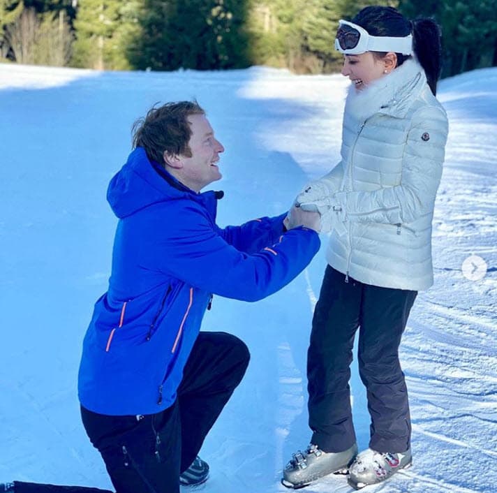 El pasado 2 de enero se comprometió con su novio. Lo que llamó la atención fue que su próximo esposo es parte de la corona británica. 
<br>