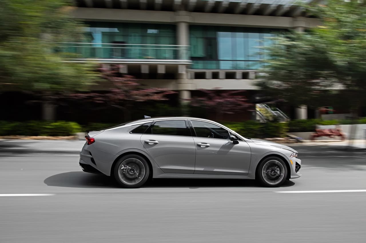 Otras mejoras en el sedán ocurren en la geometría de la suspensión para un comportamiento más dinámico; y en la insonorización del habitáculo para aumentar la sensación premium a bordo.