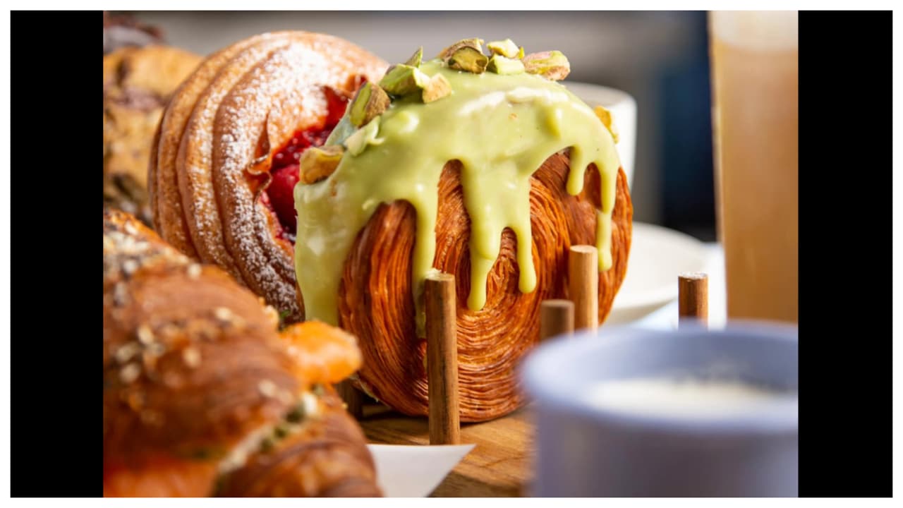 Ahora, casi 10 años después, neoyorquinos y turistas se vuelcan a
<b>Lafayette Grand Café & Bakery </b>(
<a href="https://www.google.com/maps/dir/Lafayette+Grand+Caf%C3%A9+%26+Bakery,/@32.8593006,-86.8469469,5z/data=!4m8!4m7!1m0!1m5!1m1!1s0x89c2599ab7535b05:0xaf99878a75a0c0e3!2m2!1d-73.9936488!2d40.7275585">380 Lafayette St.</a> Tel. (212) 533-3000) para probar esta delicia.