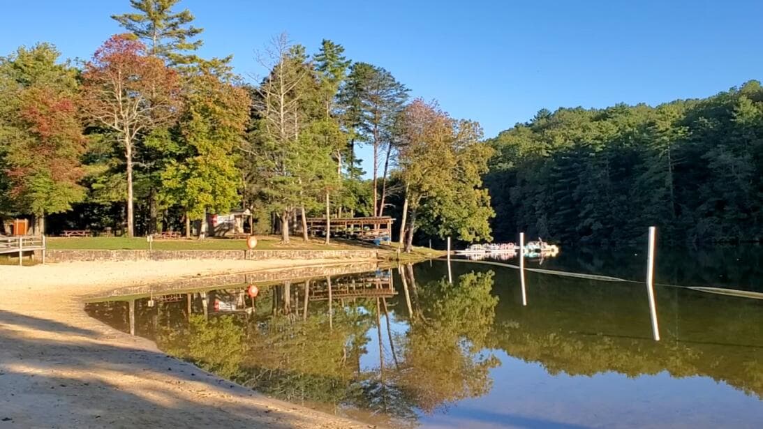 Fort Mountain State Park ofrece un lago para pescar, nadar y practicar deportes acuáticos, así como sitios para acampar. Este es uno de los parques más populares del estado y deberás hacer reservas con anticipación.