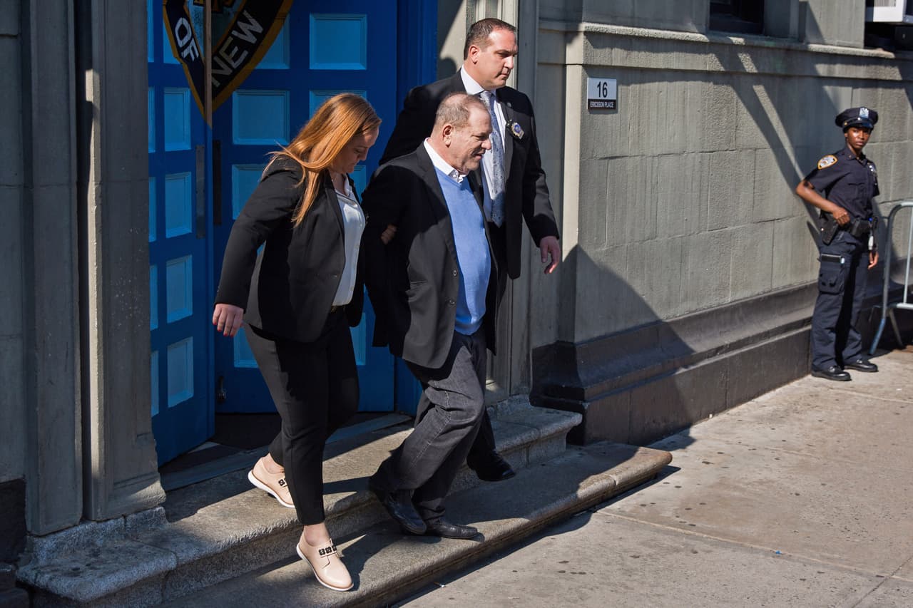 “Hoy, en la comisaría 1 de la Policía de Nueva York, Harvey Weinstein fue arrestado, procesado y acusado por violación, actos sexual criminal, abuso sexual y conducta sexual inapropiada, por incidentes que involucran a dos diferentes mujeres” informó 
<a href="https://twitter.com/NYPDnews/status/999998459741696000/photo/1?ref_src=twsrc%5Etfw&ref_url=https%3A%2F%2Fwww.univision.com%2Fnoticias%2Fabuso%2Fharvey-weinstein-es-acusado-de-violacion-y-agresion-sexual-tras-entregarse-a-la-policia-en-nueva-york">la Policía de Nueva York en un comunicado.</a>