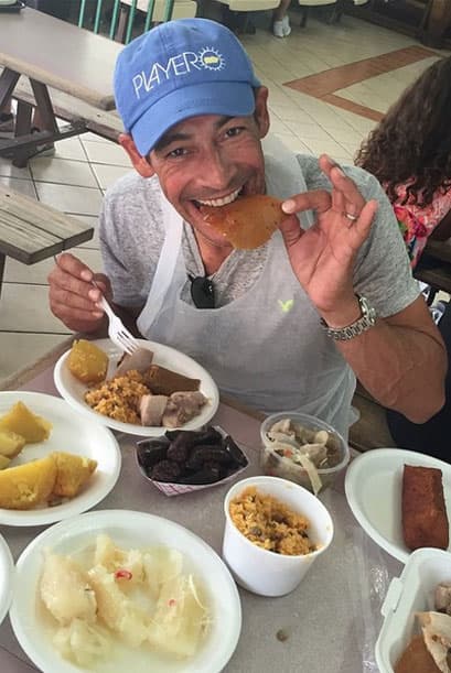 Cualquier trabajo duro merece una recompensa y el conductor también se da sus gustitos. "Aquí #unamordidita al cuerito del lechón #LechoneralosPinos #MiPuertoRico #miisladelencanto #nomequieroir".