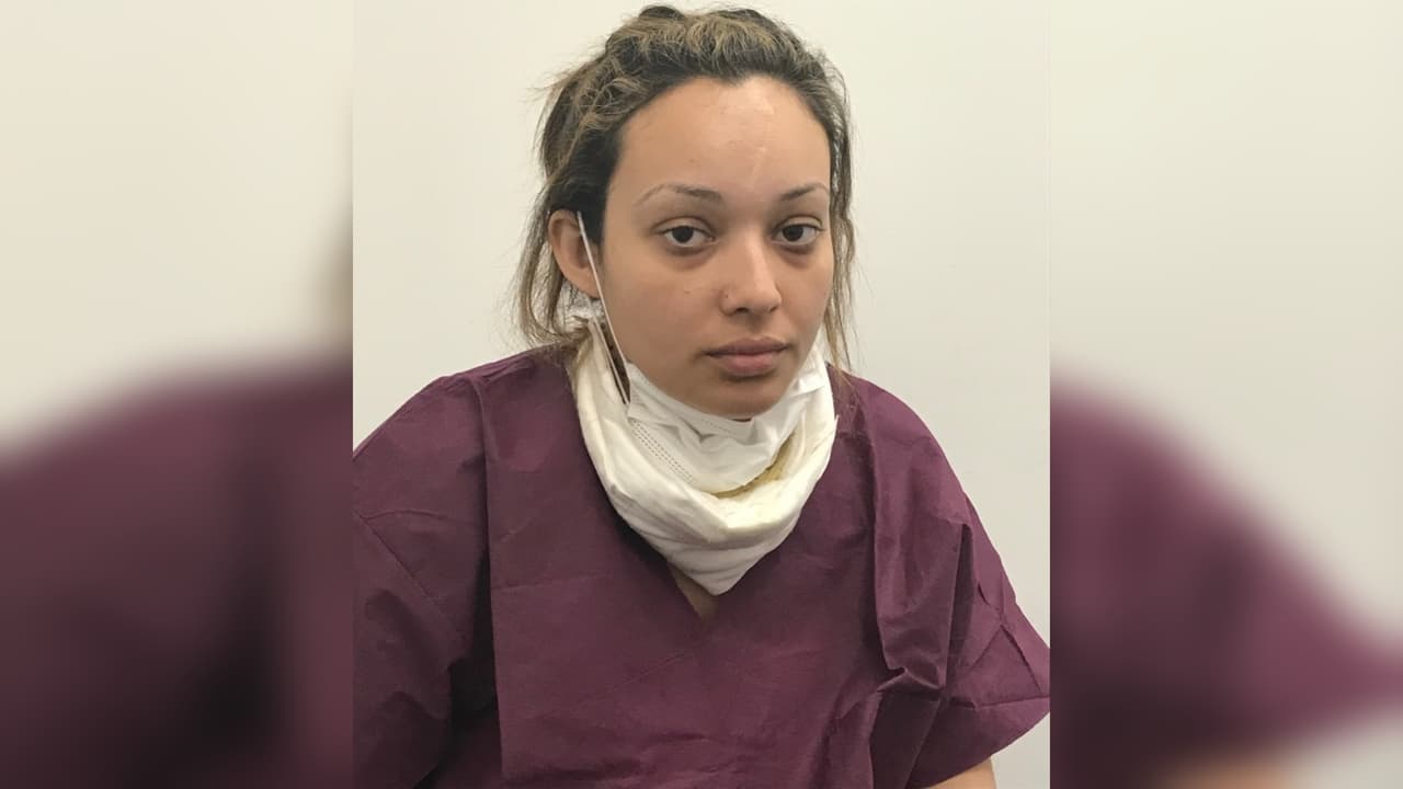 Una madre es acusada de intentar asesinar a su bebé tras supuestamente cortarle el cuello con unas tijeras