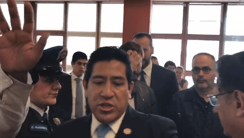 Y otra vez más. Aquí, salía de la sala donde estuvo reunido por 80 minutos con Marjorie de Sousa, los abogados y las autoridades.