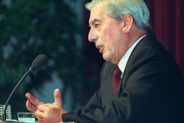 El autor peruano ha tenido además una incansable actividad política.