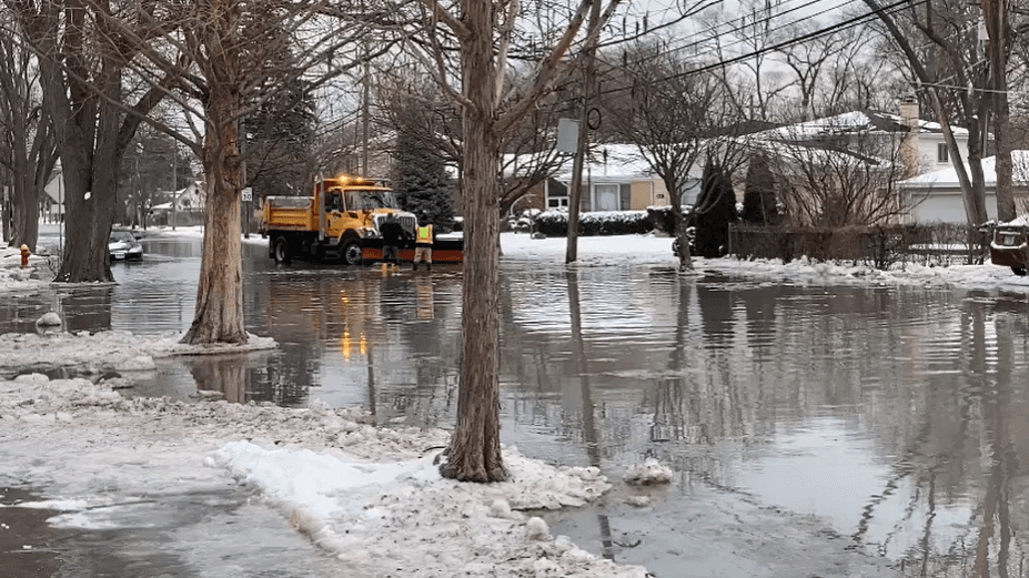 Una tubería principal estaría rota en Skokie, por lo que el agua se está desbordando por las calles.